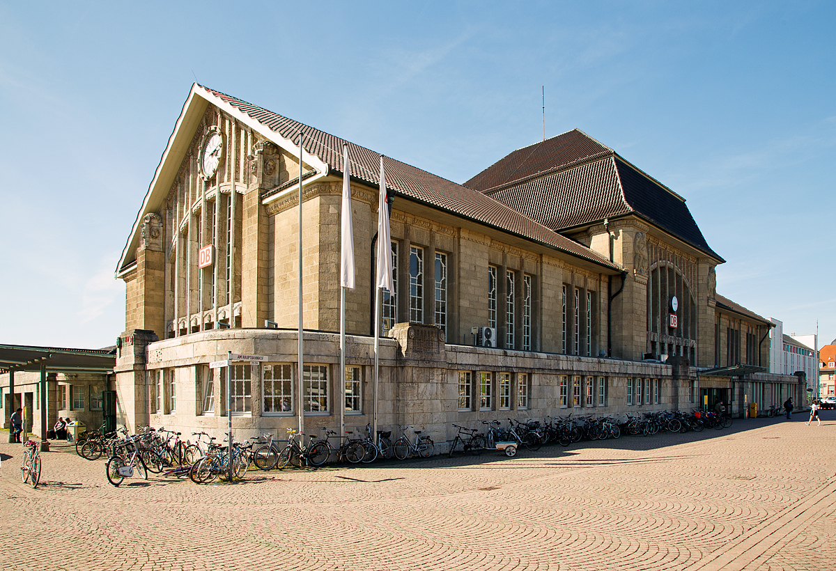 
Das Empfangsgebäude (Südost-Ansicht) vom Hauptbahnhof Darmstadt am 07.04.2018. 

Der Darmstädter Hauptbahnhof befindet sich in der Weststadt von Darmstadt und ist einer der größten Bahnhöfe im Personenfernverkehr der Deutschen Bahn in Hessen. Die Bahnanlage mit dem Empfangsgebäude, das Gestaltungselemente des Jugendstils hat, wurde 1912 eröffnet. 