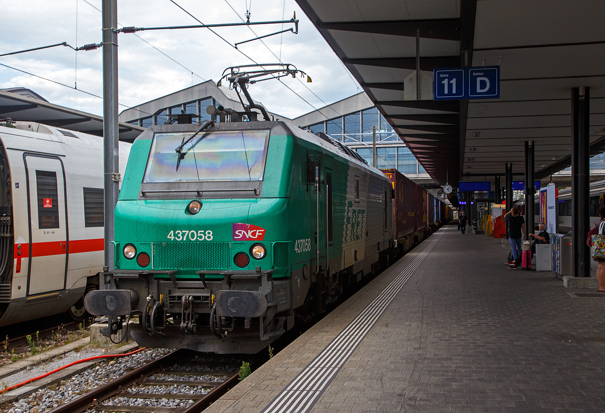 Das  Fretchen  37038 bzw. SNCF FRET (4)37058 für am 09.09.2021 durch den Bahnhof Basel SBB.

Die Mehrsystemlok Alstom Prima EL3U wurde 2006 unter der Fabriknummer FRET T 058 von Alstom gebaut und an die Fret SNCF geliefert. 

An Hand der ersten Ziffer vor der Loknummer (4), kann man die die Zugehörigkeit zum Geschäftsbereich der SNCF erkennen, die  4  steht für Fret (Güterverkehr).
Mit der Aufgliederung der SNCF in verschiedene Geschäftsbereiche wurde der Bestand zum 1. Januar 1999 aufgeteilt, die Zugehörigkeit kann man an der ersten Ziffer erkennen:
1 = VFE (Fernverkehr),
2 = CIC (überregionaler Personenverkehr),
4 = Fret (Güterverkehr)
5 = TER (Regionalverkehr)
6 = Infra (Betrieb und Unterhaltung)
7 = Dirction du Material (Materialwirtschaft)
8 = Transilien (Vorortverkehr im Großraum Paris)