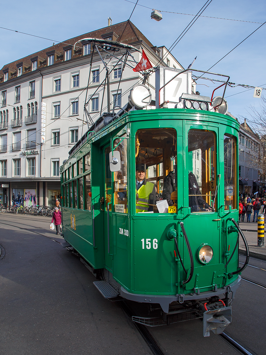 
Das historische Museumsfahrzeug, Baujahr 1920, der Motorwagen Be 2/2 156  zum Sod , ex BVB Rangierwagen Xe 2/2 2018, ex (Basler Strassen-Bahnen) BStB Be 2/2 156 erreicht am 29.12.2017 den Barf�sserplatz (Basel).

Von diesen Wagen wurden 24 St�ck (Nr.149 bis 172) zwischen 1919 und 1921 in zwei Serien von der Schweizerische Waggonfabrik Schlieren AB (SWS) gebaut und geliefert, wobei die elektrische Ausr�stung von der Brown Boveri in Baden (BBC) zugeliefert wurde. Die Wagen waren weitgehend baugleich mit der Vorg�ngerserie aus dem Jahre 1914, aber 10cm breiter und 5 cm l�nger. Die Motorwagen hatten wie ihre Vorg�ngerserie Magnetschienenbremsen sowie Quersitze mit umklappbaren R�ckenlehnen. Die Wagen wurden im Laufe der Jahre kontinuierlich modernisiert. Alle Wagen erhielten um 1950 Brosek�sten und halbautomatische Kupplungen.

Bis 1966 war die Serie vollz�hlig im Fahrplanverkehr eingesetzt. Die Wagen fuhren vorwiegend auf den Bruderholzlinien (5, 15, 16, 26), zuletzt auf den Linien 2 und 7. Die Wagen standen alle mehr als 50 Jahre lang im Einsatz!

Dieses Historische Museumsfahrzeug wurde 2010 durch die BVB-Werkst�tte ins  „Flair der F�nfziger“ zur�ckgebaut und restauriert. Der Wagen diente zuletzt (zwischen 1972 und 2009) der BVB als Dienstwagen.

TECHNISCHE DATEN:
Hersteller: Schweiz. Waggonfabrik Schlieren (SWS)
elektrische Ausr�stung: Brown Boveri, Baden (BBC)
Inbetriebnahme  1920
Spurweite: 1.000 mm
Achsfolge:  A'A'
L�nge Kupplung:  9.480 mm
Breite: 2.200 mm
H�he: 3.800 mm
Achsabstand: 2.800 mm
Treibraddurchmesser : 810 mm
Gewicht: 13.600 Kg (urspr�nglich ca. 13 t) 
Sitz- / Stehpl�tze: 16 / 43
H�chstgeschwindigkeit: 30 Km/h
Motoren:  2 BBC GTM 3a � 53 PS, ab ca. 1929 zwei GTM 3i � 66 PS und ca. 1932 bis heute 2 GTM 132 � 74 PS
Bremsen: elektrische Widerstandsbremse; Zweikammer Druckluftbremse System Westinghouse; Handbremse (Kurbeln/Kettenz�ge); Magnetschienenbremse; Einrichtungen f�r Anh�nger-Solenoidbremsen sowie Sandstreuvorrichtungen