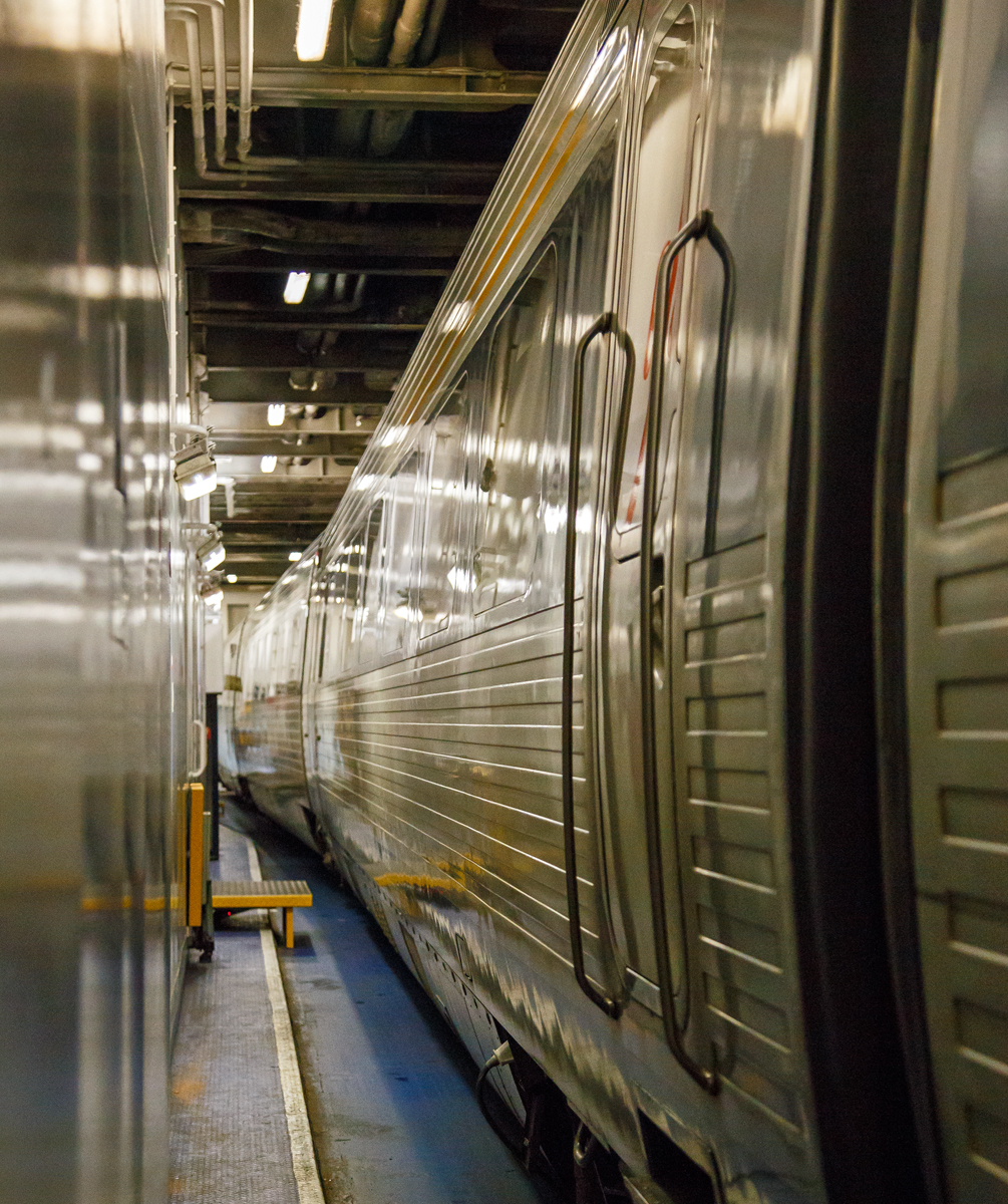 Das wird es wohl leider auch nicht mehr geben.....Zwei gekuppelte DSB Gumminasen-Dieseltriebzug bzw. DSB IC 3 am 19.03.2019, als EC 35 Hamburg - Lübeck - Puttgarten - Rödby – Kopenhagen (Vogelfluglinie), auf der RoRo- und Eisenbahnfähre  Deutschland  . Es waren der Triebzug MFA 5082  / FF 5482 / MFB 5282  „Abel Schrøder“ und der Triebzug MFA 5080 / FF 5480 / MFB 5280 „Henrik Gerner“.

Die Vogelfluglinie (dänisch: Fugleflugtslinjen) ist nicht elektrifiziert und somit fahren hier Dieseltriebzüge vom Typ DSB IC 3 (DSB Gumminasen). Zwischen Ende 2007 und Oktober 2017 beteiligte sich die Deutsche Bahn mit den wieder reaktivierten ICE-TD (BR 605) erneut am EuroCity-Reiseverkehr auf der Vogelfluglinie.

Zum 14. Dezember 2019 wurde die Eisenbahnfährverbindung auf der Vogelfluglinie aufgrund von Gleisarbeiten auf dänischer Seite im Zuge des Baus des Fehmarnbelttunnels eingestellt, stattdessen fahren nun alle Fernverkehrszüge zwischen Hamburg und Kopenhagen über die 160 km längere Jütlandlinie, also über die Strecke Flensburg–Kolding–Odense und die Große-Belt-Querung. Damit ist auch diese Eisenbahntrajekts (Beförderung von Eisenbahnfahrzeugen mit den Fähren) vorbei.