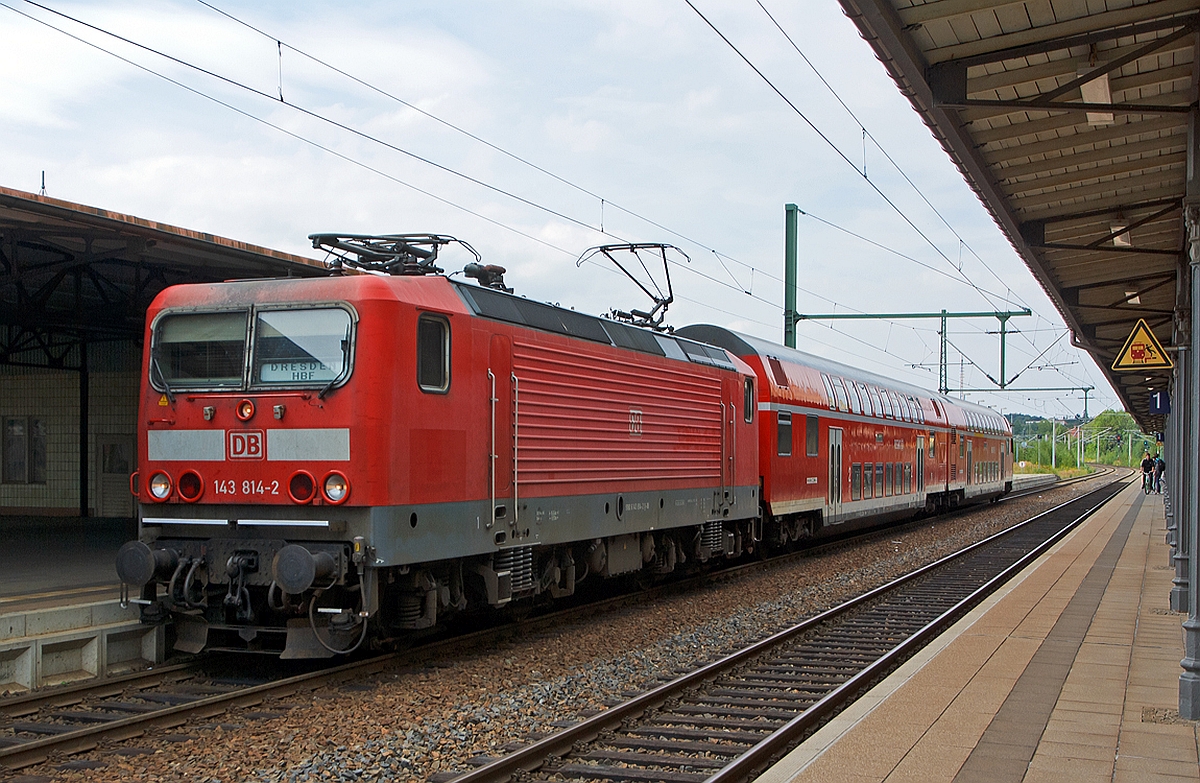 
DB 143 814-2 (ex DR 243 814-1) mit der RB 30 (Zwickau Hbf - Chemnitz Hbf - Dresden Hbf) am 26.08.2013 beim Halt im Bahnhof Freiberg (Sachsen).
 
Die Lok wurde 1988 bei LEW (VEB Lokomotivbau Elektrotechnische Werke Hans Beimler Hennigsdorf) unter der Fabriknummer 20264 gebaut und als DR 243 814-1 an die Deutsche Reichsbahn geliefert, 1992 erfolgte die Umzeichnung in DR 143 814-1 und zum 01.01.1994 in DB 143 814-1.  
Die Lok trägt seit 2007 die NVR-Nummer 91 80 6143 814-2 D-DB und die EBA-Nummer EBA 01C17A 814.


