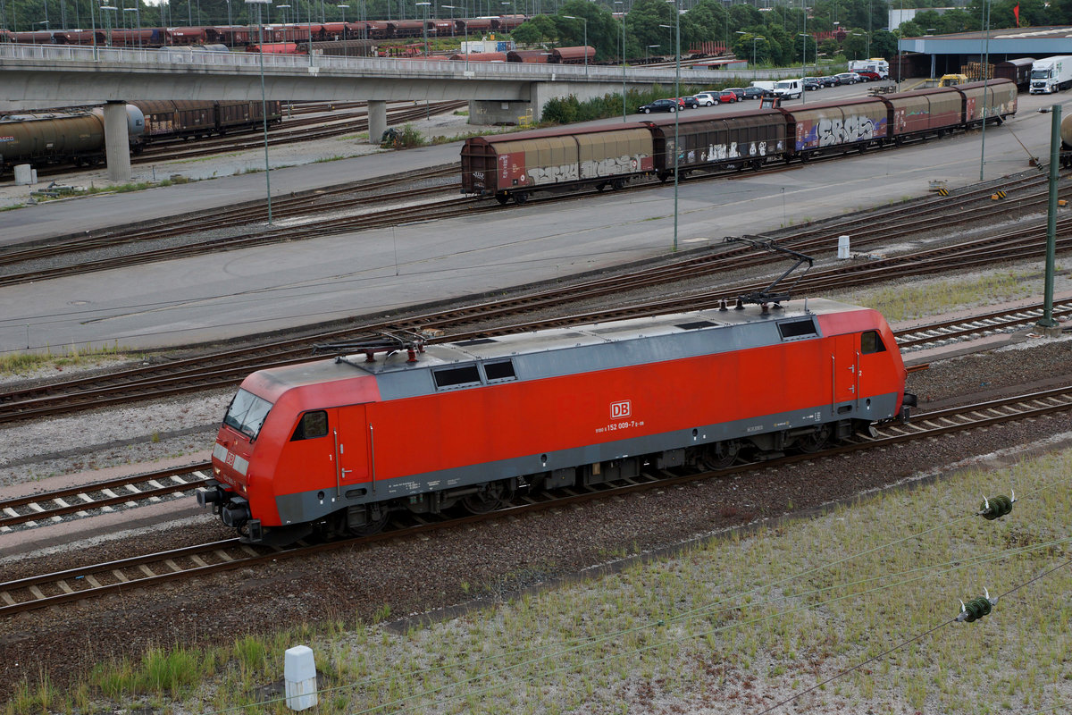 DB: Am 9. August 2016 konnte die 152 009-7 im Rangierbahnhof Hamburg Maschen (grösster Rangierbahnhof der Welt) verewigt werden.
Foto: Walter Ruetsch 