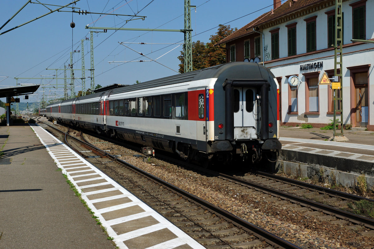 DB: Durch den Ausbau des Bahnhofs Haltingen auf vier Geleise bleibt kein Stein mehr auf dem andern. Das historische Bahnhofsgebäude, der alte Güterschuppen, die Brücken sowie die Dikrektverbindung zum Güterbahnhof fallen dem Umbau zum Opfer. Diverse Änderungen gibt es in Zukunft auch bei den Rollmaterialeinsätzen. Die Züge Basel-HB - Hamburg mit BR 101 und moderisierten Bpm 51-Wagen fallen weg und auch die  fotogenen N-Wagen-Züge  mit BR 111 sollen durch modernere Kompositionen ersetzt werden. Eventuell fahren auch schon bald die neuen ICE IV anstelle von den alten ICE I in die Schweiz. Die Bildserie vom 9. September 2016 dokumentiert noch einmal den Ist-Zustand, bevor die Bagger auffahren werden.
Foto: Walter Ruetsch  