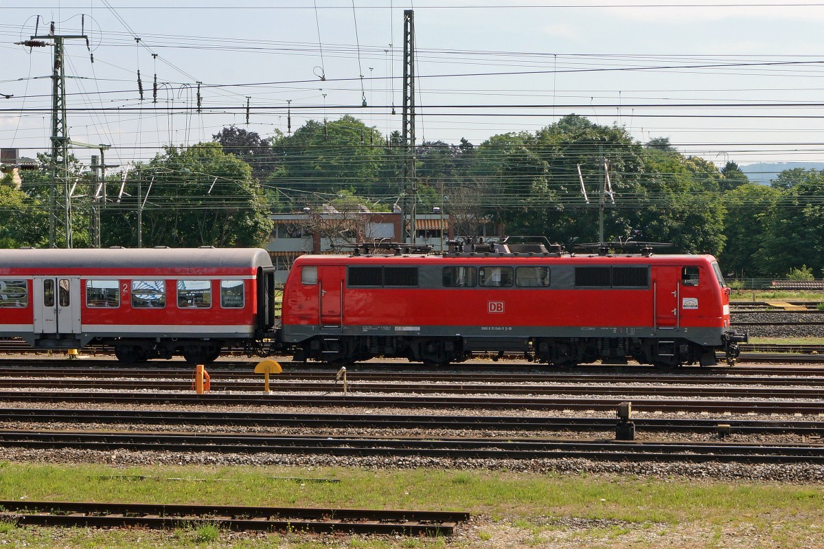 DB: Ein Lok der BR 111 war am 12. Juni 2015 in Basel Badischer Bahnhof auf einem nicht zugänglichen Geleise abgestellt. Zum grossen Glück steht neben dem Bahnhofsareal ein Parkhaus.
Foto: Walter Ruetsch