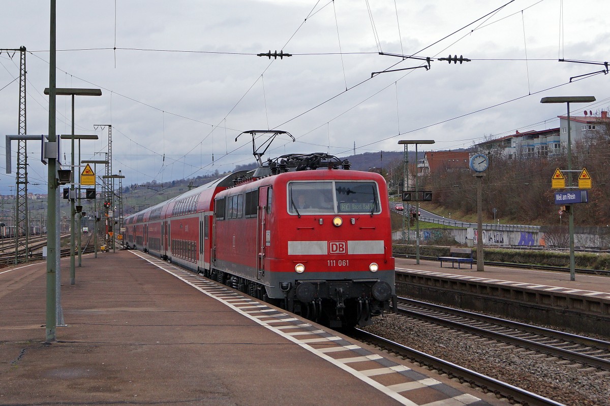 DB: Im Regionalverkehr Basel Badischer Bahnhof-Offenburg sind die DB Regio Altbaulokomotiven der BR 111 aus den Jahren 1975 bis 1984 nach wie vor unentbehrlich. 111 061 mit Doppelstockwagen bei der Einfahrt Weil am Rhein am 8. Januar 2015. Besonders zu beachten sind die verschiedenen Stromabnehmer der BR 111.
Foto: Walter Ruetsch 