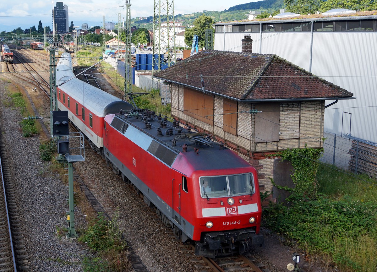 DB: Nach der Ankunft des Autozuges Hamburg-L�rrach rangierte am 23. Juni 2015 die 120 148-2 die Personenwagen auf das richtige Geleise des G�terbahnhofs L�rrach.
Foto: Walter Ruetsch