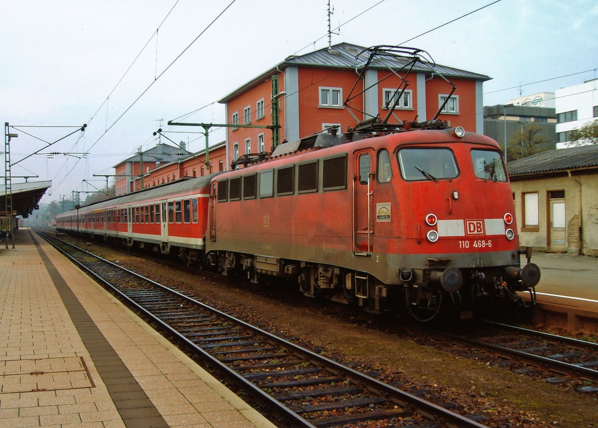 DB: Noch im Jahre 2006 verkehrte der RE Konstanz-Stuttgart mit Lokomotiven der BR 110. Am 11. November 2006 schob die DB 110 468-6 die alten Personenwagen nach Stuttgart. Die Aufnahme ist bei einem Zwischenhalt in Singen entstanden.
Foto: Walter Ruetsch