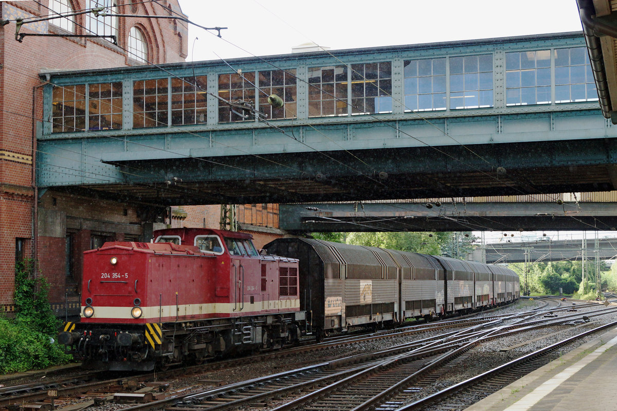 DB: Trotz einem Platzregen wurde der seltene G�terzug mit der dunkelroten 204 354-5 anl�sslich der Bahnhofsdurchfahrt Hamburg-Harburg am 9. August 2016 verewigt.
Foto: Walter Ruetsch