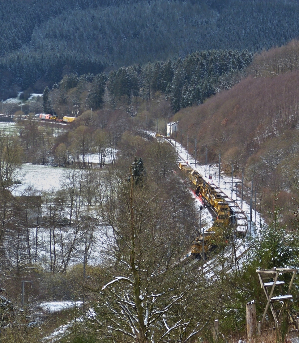 Den versuch die L�nge des Gleisumbauzuges in einem Bild festzuhalten kann ich vergessen,  W�hrend Lok 2016 906 mit 6 vollbeladenen Siloschotterwagen an Mecher in Richtung Clervaux zum entladen unterwegs ist, zieht Lok 2016 905 den Gleisumbauzug imSchneckentempo �ber die Gleisbaustelle beim Kaaspelterhof in Richtung Drauffelt. Bild aufgenommen von der Stra�e Mecher – Weicherdange �ber dem Tunnel. 06.04.2021

