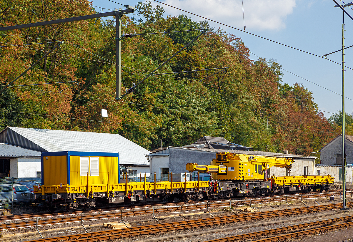 Der 125t Gleisbauschienenkran - KIROW Multi Tasker KRC 910 der Hering Bahnbau GmbH (Burbach), Schweres Nebenfahrzeug Nr. 99 80 9419 014-2 D-HGUI,  Thor , ist in Transportstellung mit dem Gegengewichtwagen 33 80 3998 293-3 D-HGUI (Gattung Res 072-1) und dem Schutzwagen 33 80 3998 265-1D-HGUI (Gattung Res 072-1), am 18.08.2018 im Bahnhof Au (Sieg) abgestellt.

Der Kran wurde 2016 von der Kirow Ardelt GmbH (Leipzig) unter der Fabriknummer  MT2015170784 gebaut und an die Hering Bau geliefert..

TECHNISCHE DATEN siehe:
http://hellertal.startbilder.de/bild/Deutschland~Bahndienstfahrzeuge~Gleiskrane/625008/der-125t-gleisbauschienenkran---kirow-multi.html
