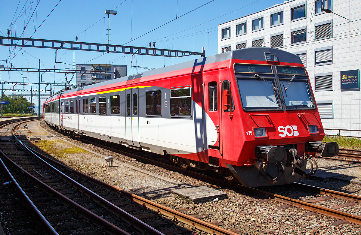 
Der 2-teilig NPZ (Neuer Pendelzug) der SOB (Schweizerische Südostbahn AG), bestehend aus dem Triebwagen RBDe 566 075-8 (RBDe 94 85 7 566 075-8 CH-SOB) und dem Steuerwagen ABt 175 (ABt 50 85 80-35 175-9 CH SOB), ist am 23.06.2016 beim Bahnhof Arth-Goldau abgestellt. 