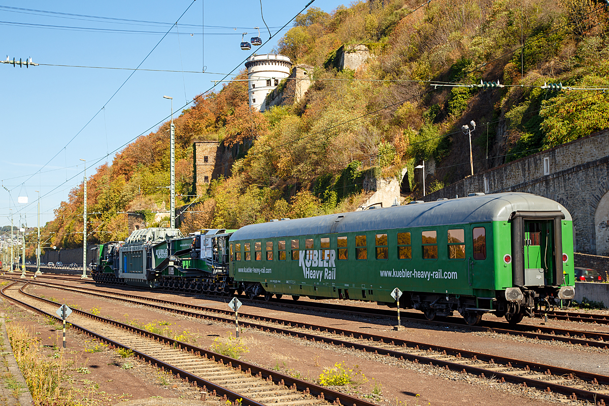 
Der 24-achsiger Tragschnabelwagen TSW 348 der Kübler Spedition, UIC 83 54 9964 002-6 CZ ELBA Uaai (eingestellt über ELBA Logistik GmbH) beladen mit einem 300 t schweren (ohne Ölfüllung) 300 MVA Transformator von General Electric ist am 13.10.2018 beim Bahnhof Koblenz-Ehrenbreitstein, mit dem Begleitwagen zum Tragschnabelwagen D-ELBA 56 80 89-40 305-5  WGSmk 855, abgestellt. Mit Ölfüllung würde der Trafo sogar in der Transportstellung 353 t wiegen und könnte dann nicht mehr mit diesem Wagen gefahren werden. 

Der Tragschnabelwagen wurde 2016 von Kübler gebaut.

TECHNISCHE DATEN des TSW 348 (laut Anschriften):
Spurweite: 1.435 mm (Normalspur)
Anzahl der Achsen: 24 in 6 Drehgestellen á 4 Achsen
Gattung/Bauart: Uaai 
Länge über Puffer: 44.350 mm (Leerfahrt) / 55.500 mm (mit Trafo)
Drehzapfenabstand zwischen den Drehgestellen: 6.000 mm
Eigengewicht: 176 t
Maximale Ladegewicht: 358 t
Max. Achslast: 24 t 
Höchstgeschwindigkeit: 90 km/h (Leerfahrt) / 65 km/h (Beladen)
Kleinster befahrbarer Gleisbogenhalbmesser: 75 m (bei Außen Führung), 150 m ( bei Innen Führung)
Bremse: KE-GP LL (6x DRV 2A-450)
Zulassungen für: CZ, SK, D, CH, S
