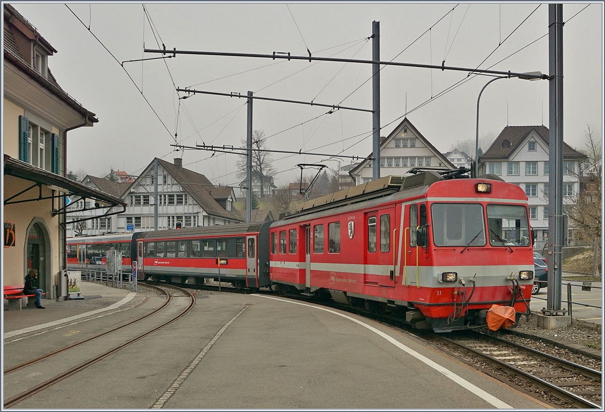 Der AB BDeh 4/4 erreicht mit seinem Regionalzug nach Appenzell den Bahnhof Teufen. 

17. M�rz 2018
 
