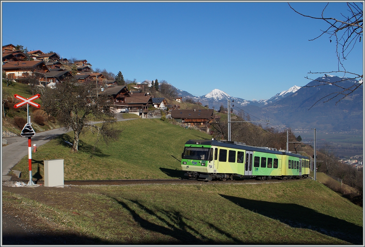 Der AOMC Beh 4/8 592, unterwegs als Regioanlzug 48 von Aigle nach Champéry erreicht in Kürze die Haltestelle  Pont de Chemex . 
7. Jan 2015