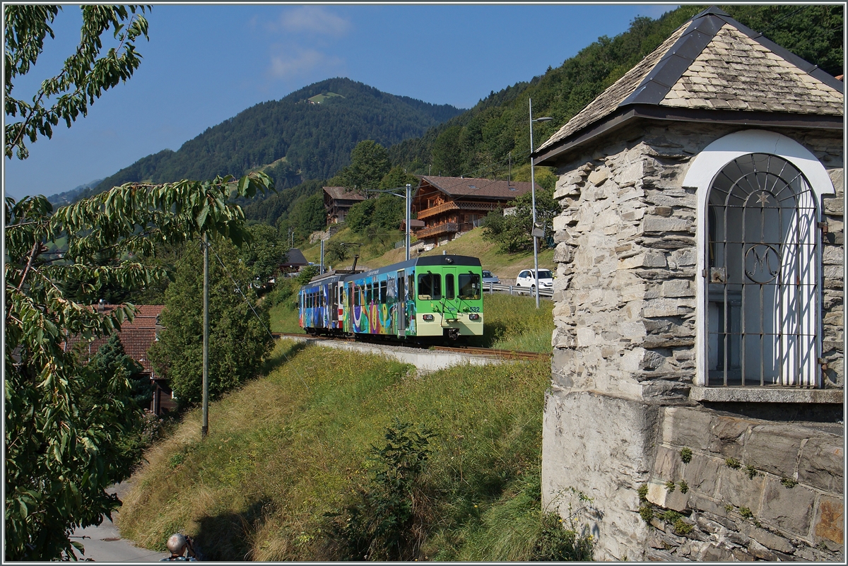 Der AOMC Regionalzug 30 verlässt Troitorrents Richtung Champéry.
11. August 2015
