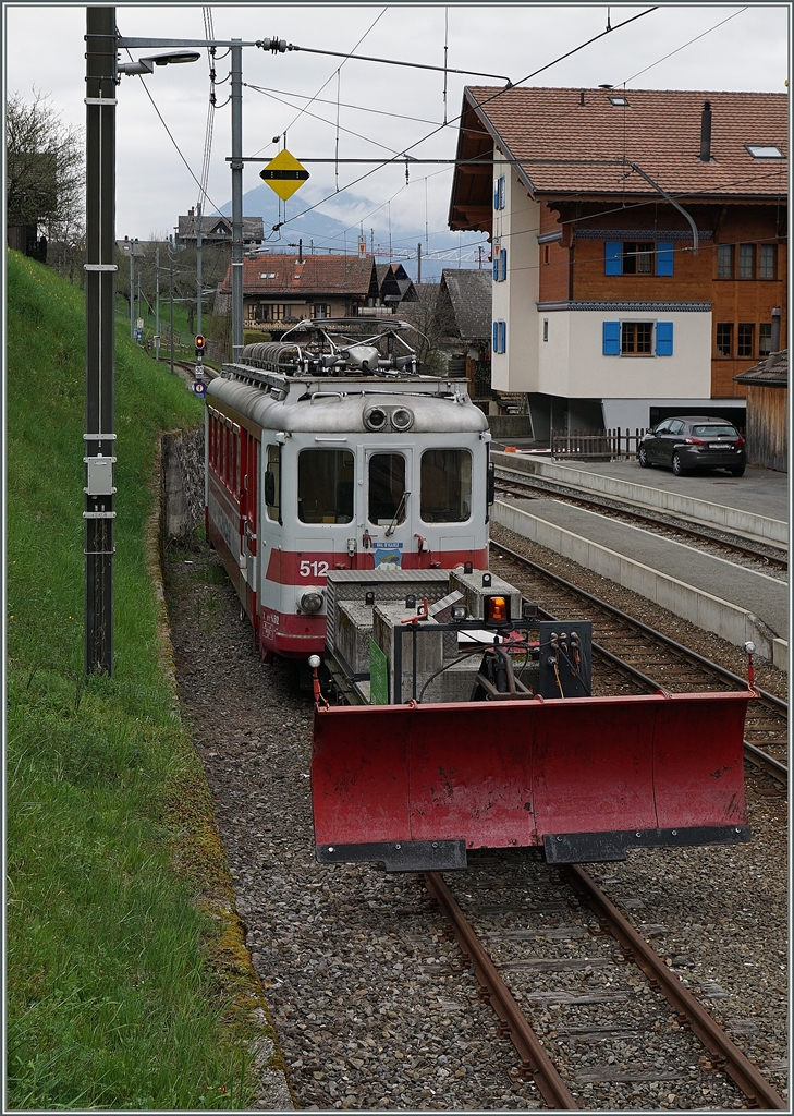Der AOMC Xeh 4/4 512 mit dem Schneepflug X2 957 in Troistorrents.
7. April 2016