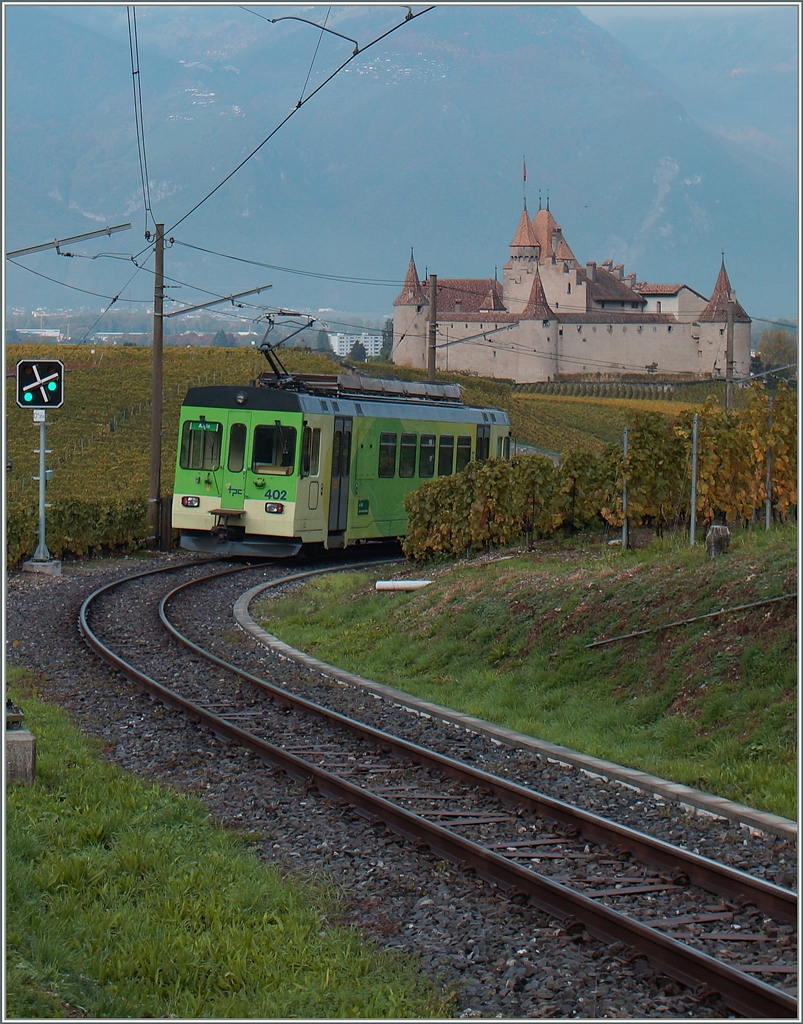 Der ASD BDe 4/4 402 als Regionazug 425 passiert das funktionierende, aber nicht zu beachtende Einfahrvorsignal von Aigle Dépôt ASD; im Hintergrund das Schloss von Aigle.
14. Okt. 2015