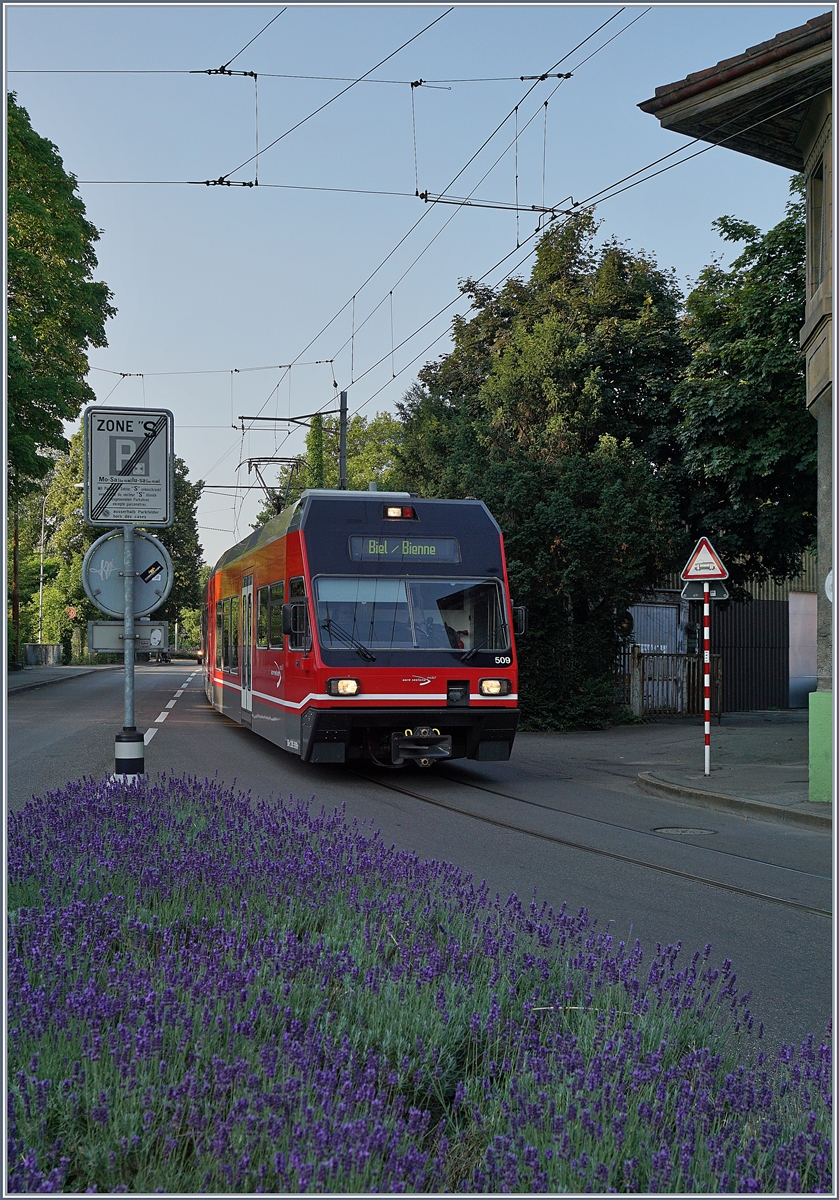 Der asm GTW Be 2/6 509 erreicht Biel/Bienne. 
22. Juni 2017
