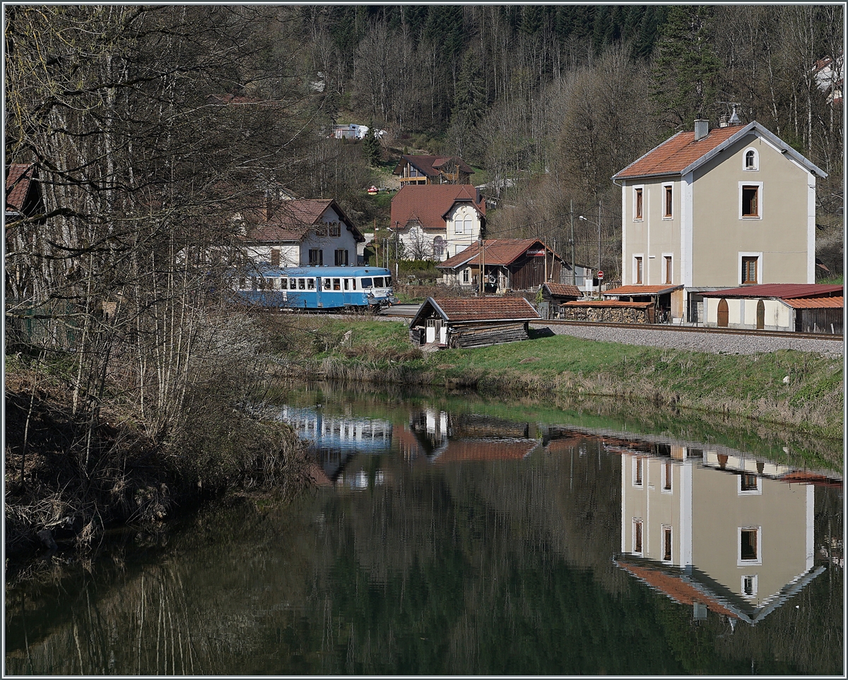 Der  Assosiation l'autrail X2800 du Haut Doubs  X 2816 kommt ins Blickfeld und wurde genau vor dem kleinen Schopf Eingangs Morteau fotografiert, einerseits um ein erstes Bild des Nebenbahntriebwagens zu erhalten, aber auch, um den Beiwagen wegzutarnen. 

16. April 2022