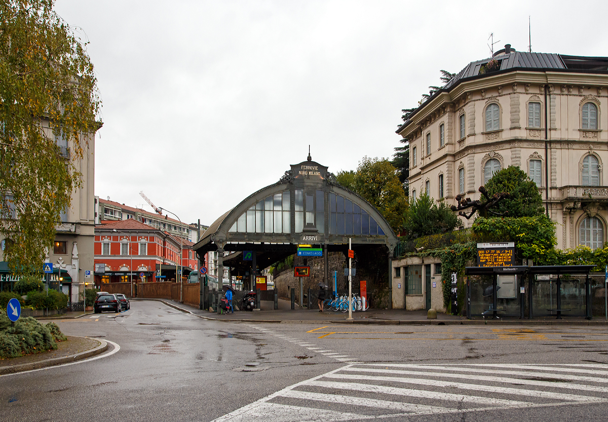 Der Bahnhof Como Lago (oft auch Como Nord Lago bezeichnet)  03.11.2019.

Der Bahnhof Como Lago ist ein Kopfbahnhof. Er ist neben dem Bahnhof Como San Giovanni der kleinere der beiden Hauptbahnhöfe der Stadt. Er wird von der zweitgrößten italienischen Bahngesellschaft FNM S.p.A. (Ferrovie Nord Milano) betrieben.

Der Bahnhof wurde am 5. Juli 1885 eröffnet, als die Bahnstrecke Como–Varese–Laveno eröffnet wurde. 1898 kam die Strecke nach Saronno hinzu. 1966 konzentrierte sich der Verkehr von Como-Lago aus ausschließlich auf Mailand, da mit der Stilllegung der Strecke Grandate–Malnate die Verbindung zur Bahnstrecke Laveno-Mombello–Varese–Mailand verloren ging. 

Der Bahnhof ist Ausgangspunkt der Nahverkehrslinie Como–Saronno–Mailand-Cadorna. Die Züge werden von Trenord, einem Joint Venture zwischen der Ferrovie-Nord-Milano-Personenverkehrstochter LeNORD und der Trenitalia, betrieben. Stündlich verkehren jeweils ein Regionalzug mit Halt an allen Stationen bis Saronno und ein beschleunigter RegioExpress.

Früher hatte der Bahnhof eine große Bedeutung im Trajektverkehr auf dem Comersee. Damit Züge von der FS-Strecke aus Mailand in den Bahnhof Como Nord Lago geführt werden konnten, wurde zwischen der FS-Station Albate-Camerlata und der FNM-Station Como Camerlata eine Verbindungsstrecke gebaut, welche 1966 stillgelegt und abgebaut wurde.

Der dreigleisige Kopfbahnhof liegt direkt am Ufer des Comer Sees und rechtwinklig zu diesem. Er ist mit einer Glashalle überdacht und umfasst einen Seiten- und einen Mittelbahnsteig. Am Kopfende führt die Uferstraße vorbei.
