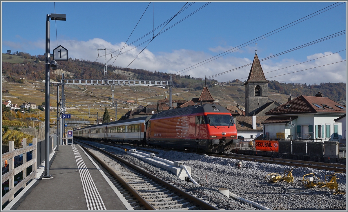 Der Bahnhof von Cully wird umgebaut und die SBB Re 460 fährt mir ihrem  IR 90 von Brig nach Genève Aéroport über das am Wochenende 6/7. 11 (Vollsperrung) frisch eingerichtete neue Gleis 3.

8. November 2021