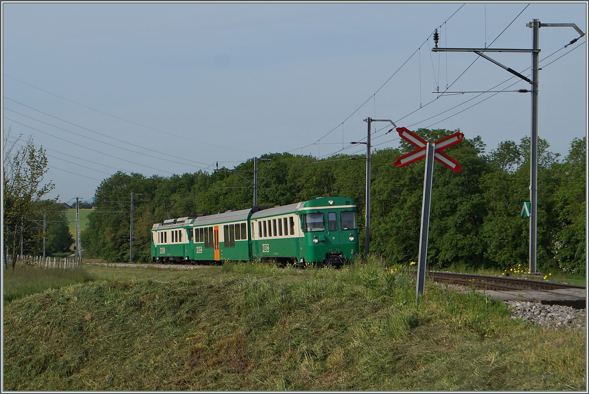 Der BAM Regionalzug 110 mit dem führenden Bt 52 und dem schiebenden Be 4/4 12 zwischen Chigny und Vufflens le Château.
12. Mai 2015