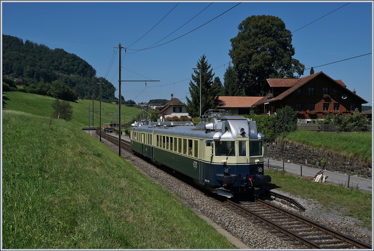 Der  Blaue Pfeil  der BLS, der BCFe 4/6 736 als Regionalzug von Spiez nach Interlaken in Faulensee.
14. August 2016