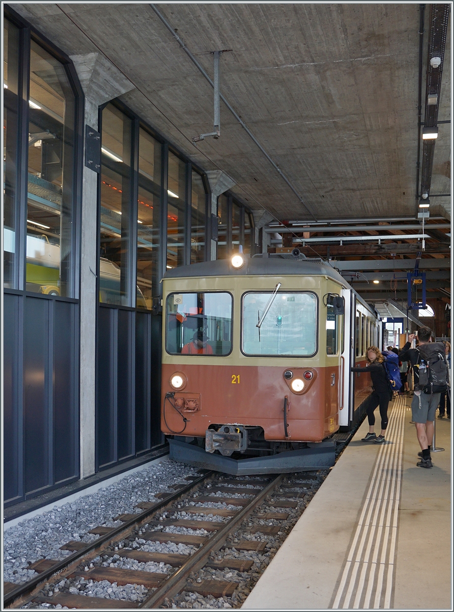 Der BLM Be 4/4 21 wartet in Grütschalp auf die Abfahrt nach Mürren. 

23.07.2024  