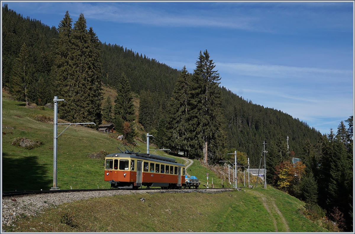 Der BLM Be 4/4 31 Lisi hat die Station Grütschalp (im Hintergrund, hinter den Tannen)  verlassen und ist nun auf dem Weg nach Mürren. 

17. Oktober 2018