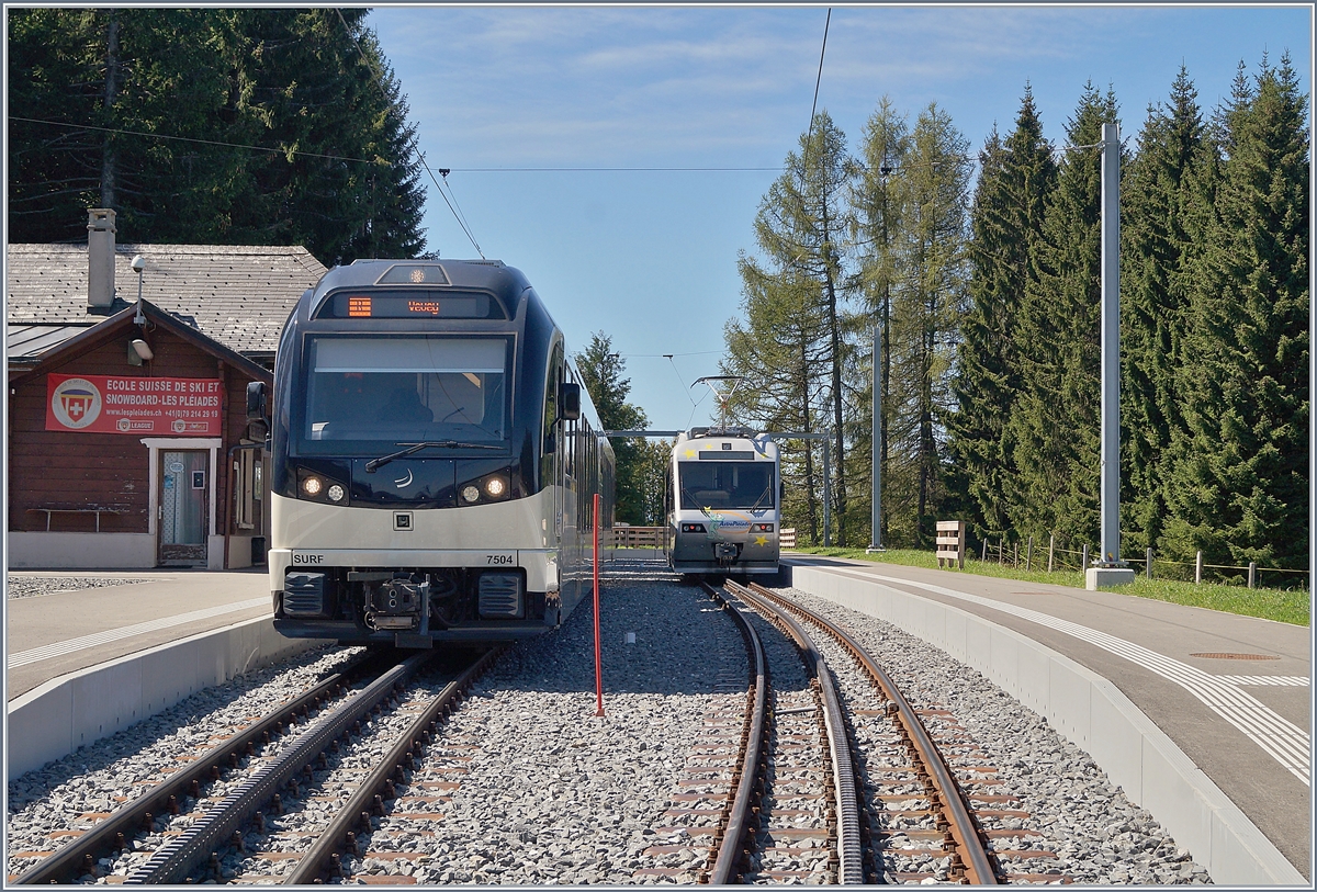 Der CEV MVR GTW ABeh 2/6 7504  Vevey  und der Bhe 2/4 72  Astro Pléiades  im Bahnhof von Les Pléiades, der neuerdings mit zwei Bahnsteigen aufwarten kann. 
27. August 2018
