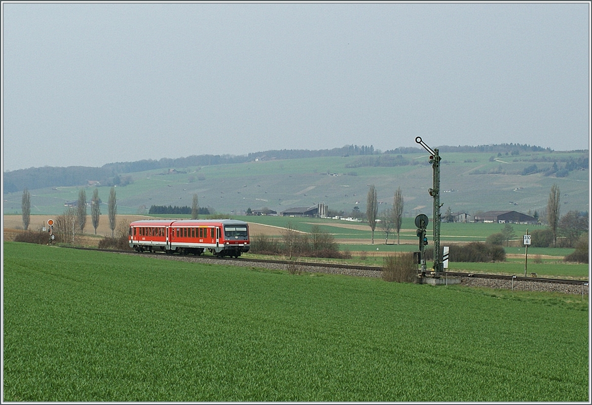 Der DB 628 287 ist im Klettgau als RB 31243 (Erzingen(Baden)-Schaffhausen) unterwegs und konnte nähert sich Neunkirch. 

8.April 2010