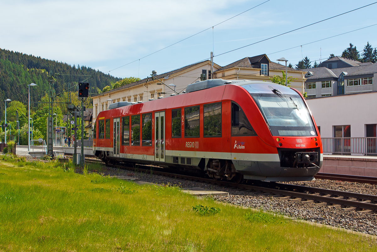 
Der Dieseltriebwagen 640 004 (95 80 0640 004-7 D-DB) ein Alstom Coradia LINT 27 der DB Regio (DreiLänderBahn) verlässt als RB 95 (Au/Sieg – Betzdorf – Siegen) am 18.05.2012 den Bahnhof Kirchen/Sieg und fährt weiter in Richtung Siegen.