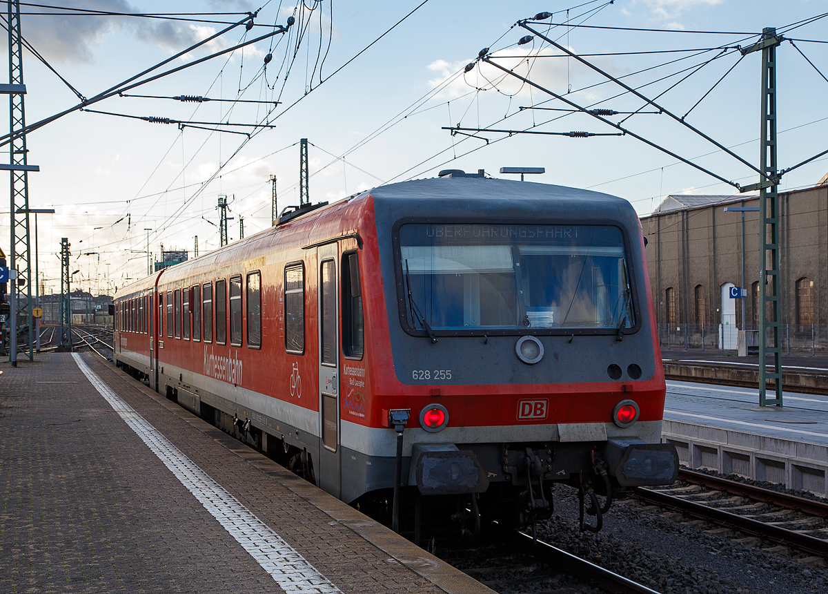 Der Dieseltriebzug 928 255 / 628 255 „Bad Laasphe“ (95 80 0928 226-8 D-DB / 95 80 0628 226-1 D-DB) der Kurhessenbahn (DB Regio) am 02.01.2019 auf �berf�hrungsfahrt durch den Bahnhof Limburg (Lahn), zum AW Limburg, wo er wohl f�r den Verkauf vorbereitet wird. 

Der Triebzug wurde 1987 Linke-Hofmann-Busch GmbH (LHB) in Salzgitter-Watenstedt unter den Fabriknummern 010A und 010B gebaut. Der Steuerwagen wurde Anfang der 2000ter Jahre zum Fahrradwagen umgebaut. Zum Sommer 2019 wurde der Dieseltriebzug nach Tschechien an die DB-Tochter ARRIVA vlaky s.r.o. verkauft und durch �KODA PARS a.s. (bis 2021 Pars nova a.s.) modernisiert. Seit September 2019 f�hrt er nun als ARRIVA 845 312 / 945 312 (95 54 5845 312-8 CZ-ARR / 95 54 5945 312-7 CZ-ARR) auf tschechischen Gleisen.
 
Deutlich kann man erkennen das dies ein Dieseltriebwagen der BR 628.2/928.2 ist, diese haben noch in dem unteren Bereich der T�ren Fensterscheiben, diese wurden bei der Nachfolgebaureihe 628.4 weggelassen, da sie oft durch Steinschlag zu Bruch gingen. Auch sind die Z�ge der BR 628.2/928.2 um einen Meter k�rzer als die der 628.4/928.4. Zudem ist die Leistung des Motors um 20% geringer, da diese noch keine Ladeluftk�hlung besitzen.

TECHNISCHE DATEN (DB Baureihe):
Spurweite: 1.435 mm (Normalspur)
Achsformel: 2'B' + 2'2'
Gattungszeichen: BD (Triebwagen) / ABD (Steuerwagen)
Leistung: 410 kW (560 PS)
Motor: wassergek�hlter V12-Zylinder Daimler-Benz Unterflur-Dieselmotor vom Typ DB OM 444 A
H�chstgeschwindigkeit: 120 km/h
Leistungs�bertragung: dieselhydraulisch
Eigengewicht: 76 t (BD 38t und ABD 28 t)
L�nge �ber Puffer: 45.400 mm
Drehzapfenabst�nde: 15.100 mm / 6.700 mm / 15.100 mm
Achsabstand im Drehgestell: 1.900 mm
Fu�bodenh�he �ber SO: 1.210 mm
Trieb- und Laufraddurchmesser : 770 mm
kleinster befahrbarer Gleisbogenhalbmesser: R 125 m
Sitzpl�tze: 10 (in der 1.Klasse) / 133 (in der 2. Klasse)