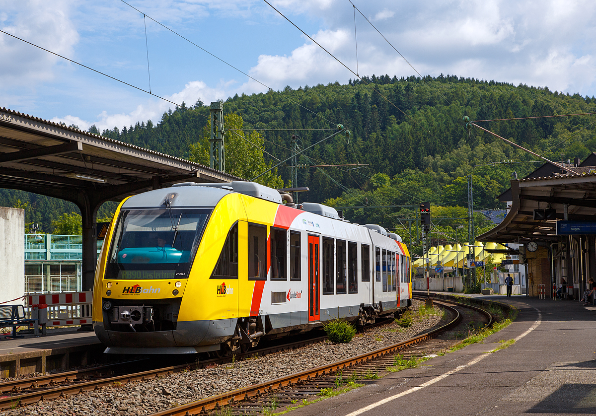 
Der Dieseltriebzug VT 262 (95 80 0648 162-5 D-HEB / 95 80 0648 662-4 D-HEB) ein Alstom Coradia LINT 41 der HLB (Hessische Landesbahn), ex Vectus VT 262, erreicht am 06.08.2016 , als RB 90  Westerwald-Sieg-Bahn  (Siegen - Betzdorf - Au - Altenkirchen - Westerburg) den Bahnhof Betzdorf/Sieg. 