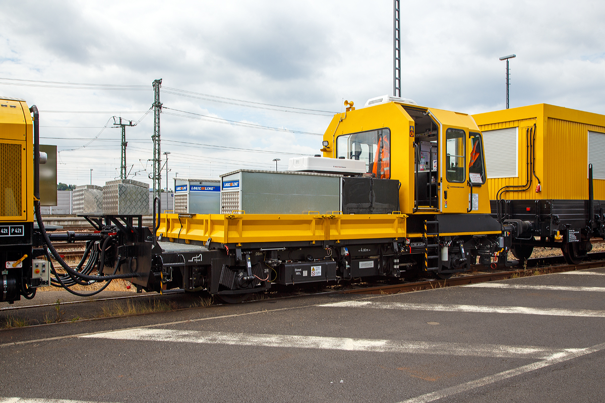 
Der Drehhobel D-HOB 2500 IV (D-HOB 4.0) der Schweerbau ist am 07.07.2019 beim ICE-Bahnhof Montabaur abgestellt.

Hier der Steuerwagen für den D-HOB 2500 IV (Schweres Nebenfahrzeug-Nr. D-SBAU 99 80 9580 003-8) einem ursprünglichen GAF 100 R (ex DB 97 17 50 131 18-9). Als GAF wurde es 1996 von der GBM Gleisbaumechanik Brandenburg/H. GmbH unter Fabriknummer  52.1.104 gebaut.

Das Fahrzeug wird als Steuerwagen eingesetzt und besitzt keinen eigenen Antrieb mehr.

TECHNISCHE DATEN Steuerwagen (D-SBAU 99 80 9580 003-8):
Anzahl der Achsen: 2
Länge über Puffer: 9.080 mm
Achsabstand: 4.800 mm
Breite: 2.600 mm
Höhe: 3.910 mm
Gewicht: 16 t
Nutzlast: 4 t
Höchstgeschwindigkeit: 100 km/h
Zur Mitfahrt zugel. Personen: 6
Zugelassen für Streckenklasse A oder höher.
Darf nur zusammengekuppelt mit dem Technologieträger D-HOB 2500 und dem Spänetransportwagen STW 01 in Zügen eingestellt werden.
