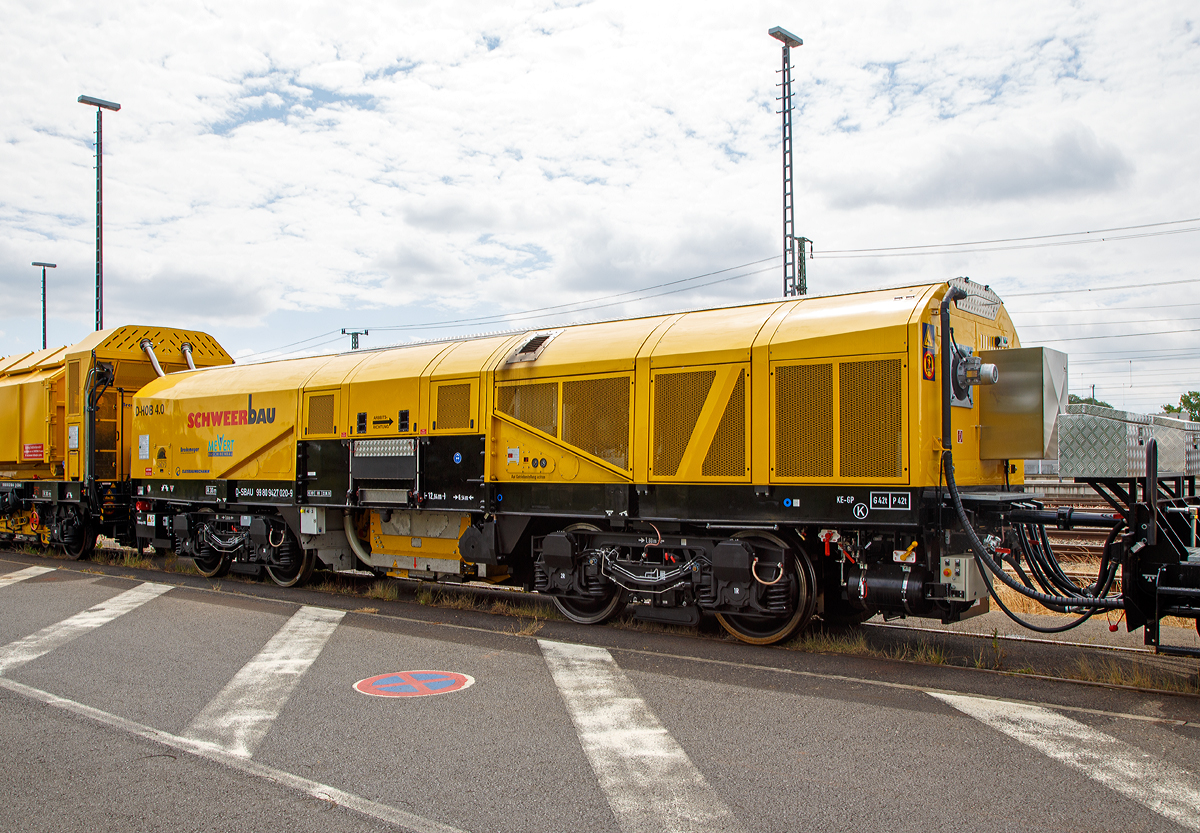 
Der Drehhobel D-HOB 2500 IV (D-HOB 4.0) der Schweerbau ist am 07.07.2019 beim ICE-Bahnhof Montabaur abgestellt.

Hier der Technologieträger D-HOB 2500 IV (D-HOB 4.0), Schweres Nebenfahrzeug-Nr. D-SBAU 99 80 9427 020-9, mit dem eigentlichen Drehhobel. Die Fahrzeugtechnik wurde 2018 von der GBM Gleisbaumechanik Brandenburg/H. GmbH unter Fabriknummer  089 004 gebaut. Arbeitstechnik ist von der Firma Mevert Maschinenbau GmbH, Lauenhagen.

Der Drehhobel D-HOB 2500 IV ist ein auf zwei 2-achsigen Drehgestellen laufendes Fahrzeug, das bewusst so ausgelegt wurde, dass ein Einsatz sowohl auf Vollbahnen als auch in verschiedenen Metro-Netzen, z.B. Paris, London, möglich ist. Im Bereich der Deutschen Bahn dürfen Strecken mit einer zugelassen Höchstgeschwindigkeit bis 300 km/h bearbeitet werden.

TECHNISCHE DATEN (Drehhobel D-HOB 2500 IV):
Spurweite: 1.435 mm
Anzahl der Achsen: 4 in zwei Drehgestellen (mit Hydrodynamischen Antrieb für den Arbeitsantrieb)
Achsformel im Arbeitsbetrieb (vermutlich): Bo´Bo´
Länge über Puffer: 12.640 mm
Drehzapfenabstand: 6.540 mm
Achsabstand im Drehgestell: 1.800 mm
Laufraddurchmesser: 920 mm (neu) / 860 mm (abgenutzt)
Breite: 2.540 mm
Höhe: 2.833 mm
Gewicht: 47 t
Nutzlast: 1,0 t
Motorleistung: 354 kW
