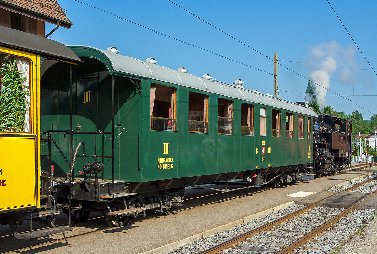 Der ehemalige 3.Klasse – Großraum  - Nichtraucher Plattformwagen SBB Brünig C4 811 (später B 811), der Museumsbahn Blonay-Chamby, am 27.05.2012 im Bahnhof Blonay. Vorne die HG 3/4 Zahnraddampflok B.F.D.  N° 3  (Brig–Furka–Disentis-Bahn), der Zug steht zur Weiterfahrt nach Vevey bereit.

In den 1920er und den frühen 1930er Jahren hat die Schweizerische Industrie-Gesellschaft Neuhausen (SIG) der SBB Brünig (Brünigbahn, seit 2005 zur zb – Zentralbahn) die vierachsigen offenen Plattformwagen abgeliefert. Diese Wagen standen bis ca.1970 bei der Brünigbahn in Betrieb und wurden danach verschrottet oder an andere Bahngesellschaften verkauft.

Der C4 811 (später B 811) wurde 1930 von SIG gebaut und an die Brünigbahn geliefert, 1969 wurde er an die Chemins de fer fribourgeois Gruyère–Fribourg–Morat (GFM, heute TPF - Freiburgische Verkehrsbetriebe AG).  An die Museumsbahn Blonay-Chamby ging er 2003, wo er 2009 mit viel Liebe und Kleinarbeit zum größten Teil in den Originalzustand zurückgebaut wurde. Oft kam er auch mit der ehemaligen Brüniglok G3/3 109 zu Einsatz. Im Winter 2014 wurde der Wagen von der BC an den Verein GFM Historic unter Auflagen abgegeben.

TECHNISCHE DATEN: 
Nummerierungen: C4 801 bis 827
Spurweite: 1.000 mm (Meterspur)
Hersteller: SIG
Länge über Kupplung: 14.530 mm
Drehzapfenabstand: 10.000 mm
Achsabstand im Drehgestell: 1.800 mm
Laufraddurchmesser: 700 mm (neu)
Länge des Wagenkastens: 12.360 mm
Breite: 2.540 mm
Eigengewicht: 14,6 t
Sitzplätze: 60 
Zahnradbremsen: urspr. 2 (Zahnstangensystem Riggenbach)
Höchstgeschwindigkeit: 75 km/h (ursprünglich)