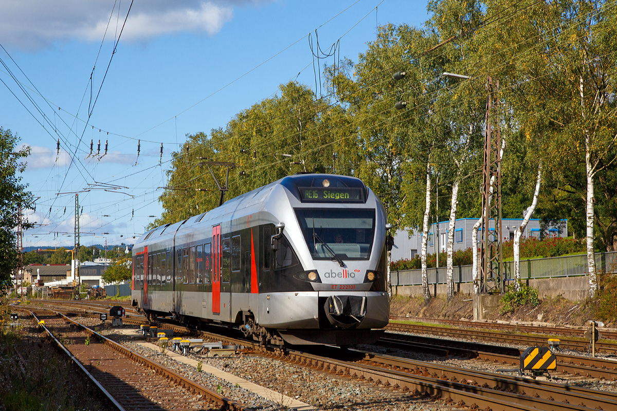 
Der ET 22 2101 (94 80 0426 100-4 D-ABRN / 94 80 0826 100-0 D-ABRN), ex ET 22 001, ein 2-teiliger Stadler Flirt der Abellio Rail NRW fährt am 27.09.2015,  als RE 16  Ruhr-Sieg-Express  (Essen - Hagen - Siegen), von Kreuztal weiter in Richtung Siegen.