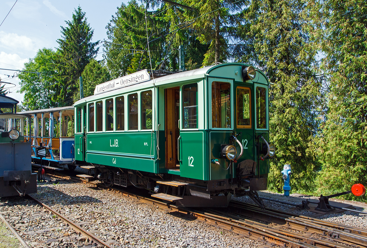 Der ex LJB Triebwagen Ce 2/2 N�12 der Museumsbahn Blonay-Chamby, hier am 27.05.2012 auf dem Museums-Areal der (BC) in Chaulin.  

Als Ce 2/2 wurden 1907 zwei von der Langenthal-Jura-Bahn (LJB) angeschafften elektrischen Triebwagen bezeichnet. Der Fahrzeuge mit den Nummern 11 und 12 wurde von der Waggonfabrik R. Ringhoffer Smichow in Prag bezogen, die elektrische Ausr�stung stammt von der Elektrizit�tsgesellschaft Alioth. Die Wagen behielten ihre Nummer bei der Bildung im Jahre 1958 der Oberaargau-Jura-Bahnen (OJB) bei (heute Teil der Aare Seeland mobil (ASm)). Der Triebwagen Nr. 11 wurde nach einem Unfall im Jahr 1960 abgebrochen. Der Triebwagen Nr. 12 blieb noch bis zur Ablieferung der Be 4/4 81 und 82 im Jahr 1966 im Einsatz, wurde aber noch im gleichen Jahr ausrangiert und an die Museumsbahn Blonay–Chamby (BC) abgegeben.

Der Triebwagen hat an beiden Enden eine geschlossene ger�umige Plattform, die zugleich als F�hrerstand dient. Dazwischen befindet sich das 18-pl�tzige 3.-Klasse-Abteil, das durch eine Schiebet�r von den Plattformen aus zug�nglich ist. Auch die Eingangst�ren sind als Schiebet�ren ausgef�hrt. Das Personenabteil hat auf beiden L�ngsseiten sechs 570 mm breite und 860 mm hohe Fenster. In der Stirnwand des Triebwagens befindet sich eine �bergangst�r und beidseitig ein weiteres Fenster.

Das Fahrzeug besitzt einen Direktkontroller, der die beiden 70 PS Motoren direkt ansteuert. Die Zahnrad-�bersetzung betr�gt 1:4,87. Die Fahrleitungsspannung wurde urspr�nglich mit 1000 Volt Gleichstrom angegeben, heute betr�gt sie 1200 Volt. Neben einer Handspindelbremse besitzt das Fahrzeug eine Druckluftbremse und eine elektrische Widerstandsbremse. Die Bremswiderst�nde sind unter dem Wagenkasten angebracht. Die anf�nglich vorhandene Mittelpufferkupplung mit unten liegender einfacher Schraubenkupplung wurde in Hinblick auf die Betriebsgemeinschaft mit der Langenthal-Melchnau-Bahn (LMB) und Solothurn-Niederbipp-Bahn (SNB) schon 1916 durch eine halbautomatische +GF+-Kupplung ersetzt.

In der Wagenmitte ist auf dem Dach der Stromabnehmer angebracht. Dieser war urspr�nglich ein Lyrab�gel und wurde 1950 durch einen Pantografen ersetzt.

Der Triebwagen 12 hatte von Beginn an einen registrierenden Geschwindigkeitsmesser von Hasler eingebaut, w�hrend bei der Nummer 11 keiner eingebaut wurde. Der Triebwagen Nr. 11 hatte die ganze Zeit keinen, nicht einmal einen nicht-registrierenden Geschwindigkeitsmesser eingebaut.

Im Jahr 1930 wurde bei der Nr. 12 eine MFO-Totmann-Ausr�stung eingebaut, die Sicherheitssteuerung wurde sp�ter auch bei der Nr. 11 eingebaut.

Anl�sslich der Hauptrevision 1932 erhielten beide Fahrzeuge eine Neuverkleidung des Wagenkastens mit Aluminiumblechen. Bei beiden Triebwagen wurde 1935 die Federung verbessert.

Bei der BC erhielt der Triebwagen Nr. 12 zwischen 1982 und 1988 eine Instandhaltung, dabei wurden der Wagenkasten und Inneneinrichtung erneuert, sowie die +GF+-Kupplung wieder durch einen Zentralpuffer mit Schraubenkupplung ersetzt. Bei der Instandhaltung zwischen 2004 und 2007 wurden das Fahrgestell, die Bremsen und elektrische Ausr�stung aufgearbeitet. Auch wurde wieder ein Lyrastromabnehmer aufgesetzt. Am 8. September 2007 wurde er offiziell, in ann�herndem Ursprungszustand, als LJB Ce 2/2 12 wieder in Betrieb genommen.

Die Triebwagen waren f�r die schwach frequentierten Z�ge vorgesehen, und wurden entsprechend eingesetzt. Wegen des Fehlens eines Gep�ckraums war oft auf dem �bergangsblech eine klein h�lzerne Ladeplattform angebracht, auf der Kinderwagen, Milchkannen u. �. transportiert wurden.

Technische Daten:
Nummerierung: 	11, 12
Anzahl: 	2
Hersteller: 	Ringhoffer Alioth
Baujahre: 	1907
Spurweite: 	1000 mm (Meterspur)
Achsformel: 	Bo
Ausmusterung: 	1960/1966
L�nge �ber Puffer:  8.700 mm (Zentrallpuffer)
L�nge:  7.700 mm(Wagenkasten)
H�he: 4.260 mm
Breite: 2.300 mm
Radstand: 3.500 mm
Dienstgewicht: 11,8 t
H�chstgeschwindigkeit: 50 km/h (heute bei der BC 40 km/h)
Stundenleistung: 140 PS (heute bei der BC 90 PS)
Stundenzugkraft:  2.200 kg
Treibraddurchmesser: 	800 mm
Stromsystem: 1000/1200 Volt Gleichstrom / bei der BC 900 Volt
Anzahl der Fahrmotoren: 2
Lokbremse: Spindelhandbremse, automatische Druckluftbremse, elektrische Widerstandsbremse
Zugbremse: Automatische Druckluftbremse
Sitzpl�tze: 	18
Klassen: 	3. Klasse
