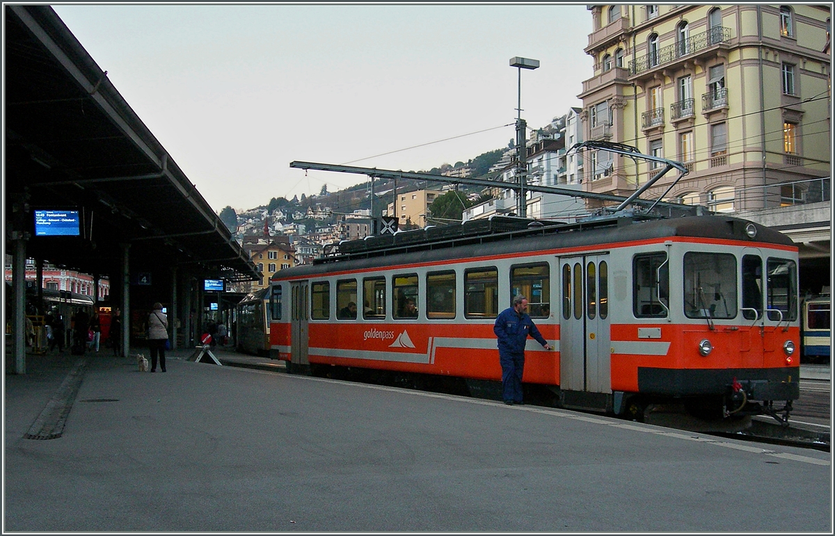 Der ex SNB Be 4/4 1007 ersetzt hin und wieder GTW im Regionalverkehr der MOB, hier als Regionalzug 2350 Montreux - Fontanivent kurz vor der Abfahrt in Montreux.
2. Dez. 2013