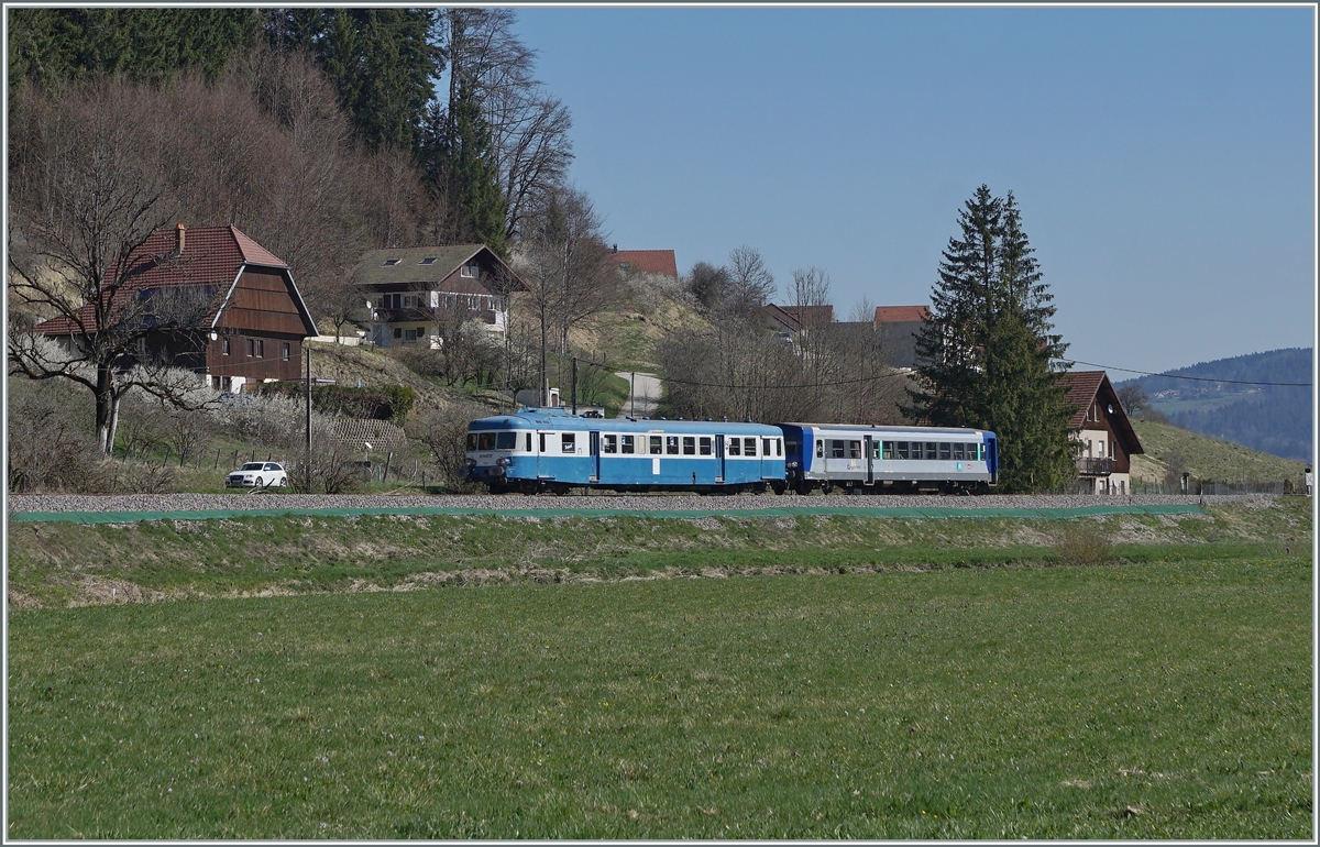 Der (ex) SNCF X ABD 2816 gehört der  Assosiation l'autrail X2800 du Haut Doubs  und ist im Rahmen einer Ostersonderfahrt beim den kleinen Weiler Pont de la Roche unterwegs. Die schöne  Strecke beginnt in Besançon, welches am Doubs liegt, auf 218 müM führt quer durchs Land, erreicht kurz nach Gilly den noch jungen Doubs und in Le Locle mit 946 müM den Kulminationspunkt. 

16. April 2022 