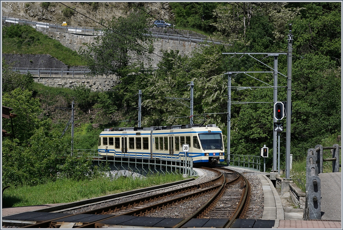 Der FART ABe 4/6 54 erreicht als Ragionalzug Camodo - Locarno Verdasio.
20. Mai 2017