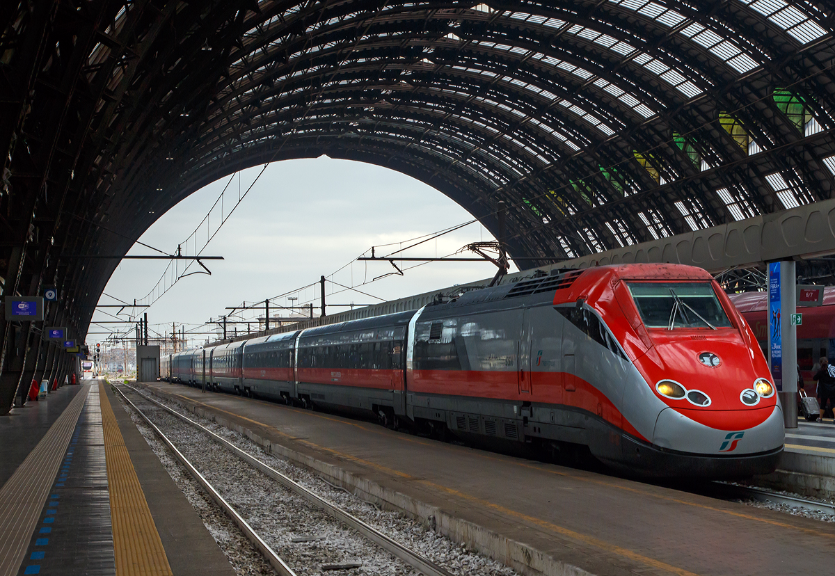 
Der  Frecciarossa  (deutsch: roter Pfeil)  - ETR 500.38 der Trenitalia fährt am 14.09.2017  in den Bahnhof Milano Centrale (Mailand Zentral) ein.

Der Frecciarossa ist eine Zuggattung für Züge mit einer Höchstgeschwindigkeit von 300 km/h. Diese Züge bestehen aus zwei Triebköpfen vom Typ E.404B und aus zwölf Mittelwagen.

Durch die begrenzte Stromstärke des Gleichstromnetzes können die Hochgeschwindigkeitszüge nur für Geschwindigkeiten bis zu 250 km/h ausreichend mit Energie versorgt werden. Deshalb entschied sich die italienische Staatsbahn in den 1990er Jahren, weitere Neubau-Schnellfahrstrecken mit Wechselstrom (25 kV, 50 Hz) zu betreiben. Da die erste Serie der ETR 500 nur für das Gleichstromnetz geeignet ist, wurde ab 1996 eine zweite Serie ETR 500 bestellt und geliefert, die sowohl im Gleichstrom- als auch im Wechselstromnetz fahren kann. 

Die Triebköpfe E.404A (der ersten Serie) wurden zu Lokomotiven der Baureihe E.414 umgebaut.