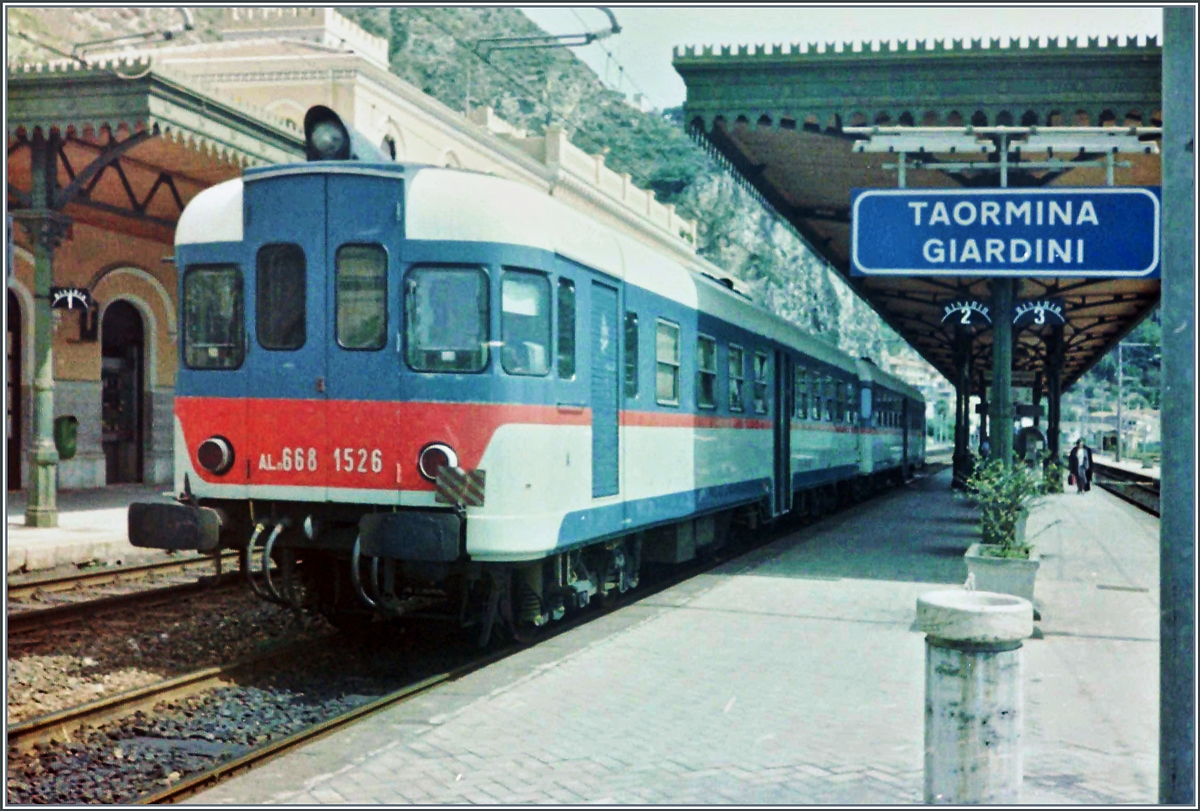 Der FS Aln 668 1526 und ein weiterer warten in Taormina Giradini auf die Abfahrt. 

Analogbild vom April 1989