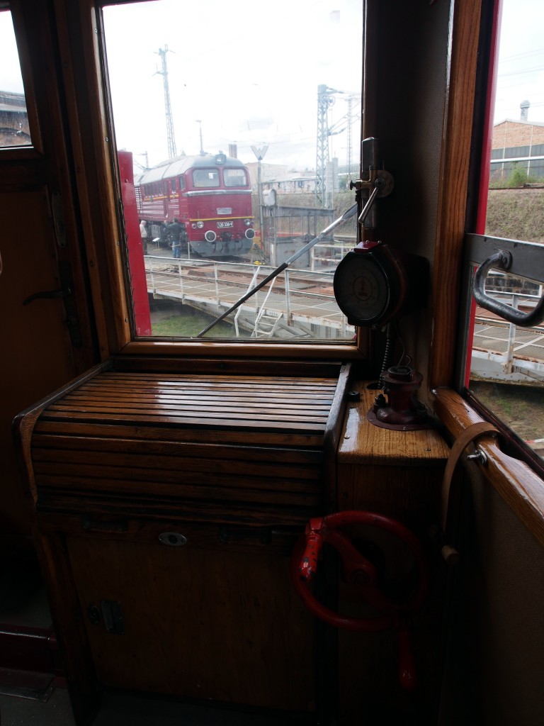 Der F�hrerstand Tschechischen Tatra Schienenbus M 131.1280 im Bw Dresden Altstadt am 17.04.2015.