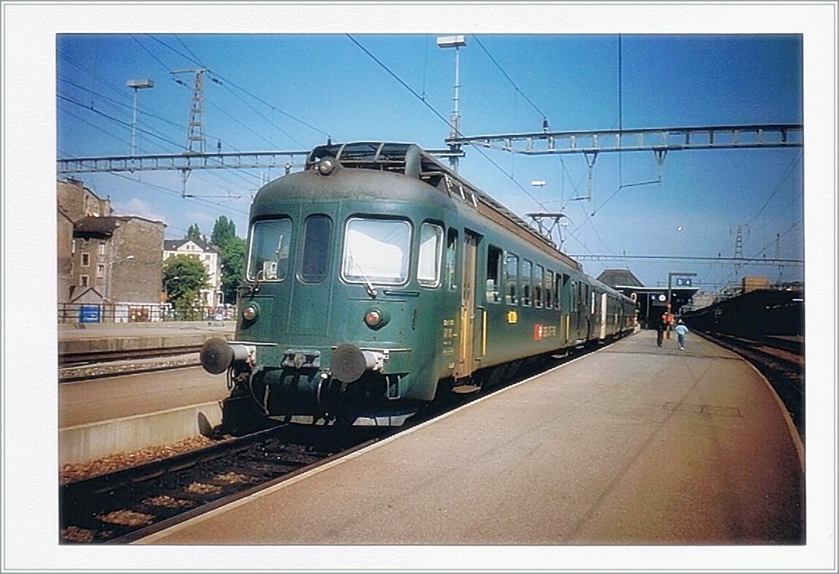 Der Gleichstrom BDe 4/4 Pendelzug wartet in Gen�ve auf eine Fahrt nach La Plaine.
Oktober 1993 
