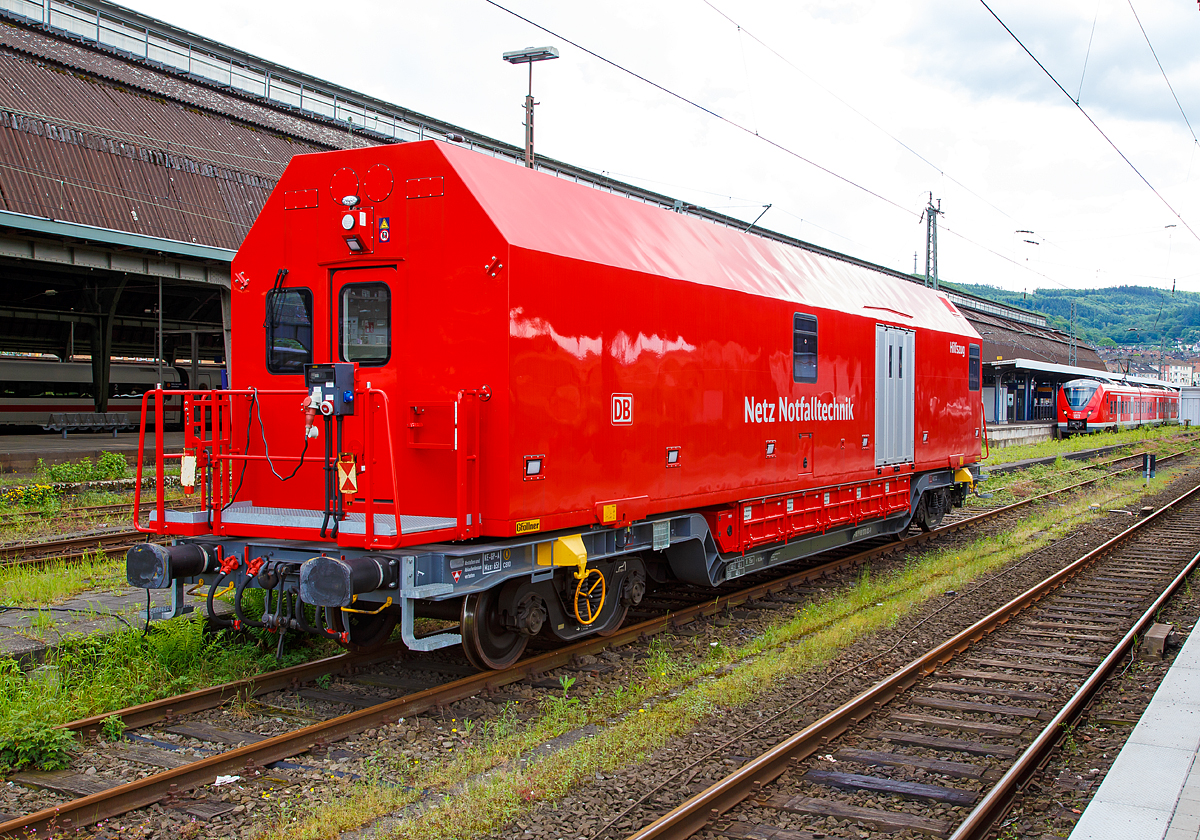 Der Hagener Hilfszugwagen  D-DB 99 80 9370 033-9 der DB Netz AG am 20.05.2017 im Hbf Hagen.

Der Hilfszug AOC - ANWENDUNGSORIENTIERTER CONTAINER: 
Der  Hilfszug  ist  eine  fahrende  Werkstatt  und  bietet  ein  hervorragendes  Raumangebot  f�r  Ger�t und Mannschaft. Die Wechselaufbauten k�nnen im Falle einer Revision des Tr�gerwagens einfach auf ein anderes Tr�gerfahrzeug umgesetzt werden. Dadurch  spart man das m�hsame und vor allem zeitintensive Umladen des  gesamten Equipments von einem zum anderen Wagen.  
Dieses neuartige System aus Wechselaufbau und Tr�gerwagen hei�t in der Fachsprache AOC/MTF (Anwendungs Orientierter  Container    kombiniert mit einem Multifunktionalen   –  oder  auch modularem Tr�gerFahrzeug).   Die Wechselbeh�lter haben Faltt�ren, einen geraden  Boden und zwischen diesem und der Tiefladefl�che sind zus�tzliche Stauk�sten eingebaut worden. Diese bieten  z.B. der Aufgleisbr�cke einen idealen gleisnahen Platz. Die Toilettenanlage wurde mit einer umweltfreundlichen Verbrennungstoilette realisiert.

Das Tr�gerfahrzeug/Wagen (MTF) wurde von dem slowakischen G�terwagenhersteller Tatravag�nka A.s. gebaut, wobei die Drehgestelle von ELH Eisenbahnlaufwerke Halle sind.
Der Wechselaufbau (AOC) ist von Gf�llner Fahrzeugbau und Containertechnik GmbH St.Georgen (�sterreich)

TECHNISCHE DATEN:
Spurweite: 1.435 mm
Anzahl der Achsen: 4 (in 2 Drehgestellen)
L�nge �ber Puffer: 18.240 mm
Drehzapfenabstand: 11.790 mm
Achsabstand im Drehgestell: 1.800
Laufraddurchmesser: 920 mm
H�chstgeschwindigkeit: 120 km/h
Kleinster befahrbarer Radius: 75 m
Leergewicht:  23.500 kg