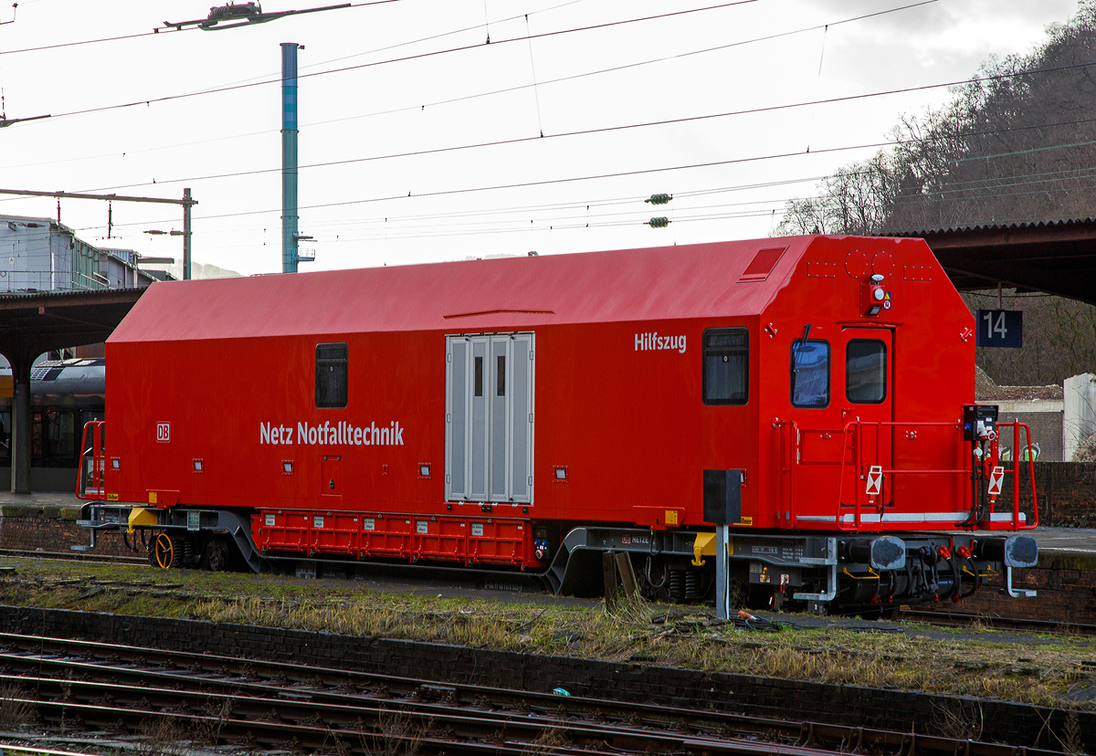 Der Hagener Hilfszugwagen D-DB 99 80 9370 033-9 der DB Netz AG am 08.02.2016 beim Hbf Hagen.

Der Hilfszug AOC - ANWENDUNGSORIENTIERTER CONTAINER:
Der Hilfszug ist eine fahrende Werkstatt und bietet ein hervorragendes Raumangebot für Gerät und Mannschaft. Die Wechselaufbauten können im Falle einer Revision des Trägerwagens einfach auf ein anderes Trägerfahrzeug umgesetzt werden. Dadurch spart man das mühsame und vor allem zeitintensive Umladen des gesamten Equipments von einem zum anderen Wagen. Dieses neuartige System aus Wechselaufbau und Trägerwagen heißt in der Fachsprache AOC/MTF (Anwendungs Orientierter Container kombiniert mit einem Multifunktionalen – oder auch modularem TrägerFahrzeug). Die Wechselbehälter haben Falttüren, einen geraden Boden und zwischen diesem und der Tiefladefläche sind zusätzliche Staukästen eingebaut worden. Diese bieten z.B. der Aufgleisbrücke einen idealen gleisnahen Platz. Die Toilettenanlage wurde mit einer umweltfreundlichen Verbrennungstoilette realisiert.

Das Trägerfahrzeug/Wagen (MTF) wurde von dem slowakischen Güterwagenhersteller Tatravagónka A.s. gebaut, wobei die Drehgestelle von ELH Eisenbahnlaufwerke Halle sind.
Der Wechselaufbau (AOC) ist von Gföllner Fahrzeugbau und Containertechnik GmbH St.Georgen (Österreich)

TECHNISCHE DATEN:
Spurweite: 1.435 mm
Anzahl der Achsen: 4 (in 2 Drehgestellen)
Länge über Puffer: 18.240 mm
Drehzapfenabstand: 11.790 mm
Achsabstand im Drehgestell: 1.800
Laufraddurchmesser: 920 mm (neu)
Höchstgeschwindigkeit: 120 km/h
Kleinster befahrbarer Radius: 75 m
Leergewicht: 23.500 kg