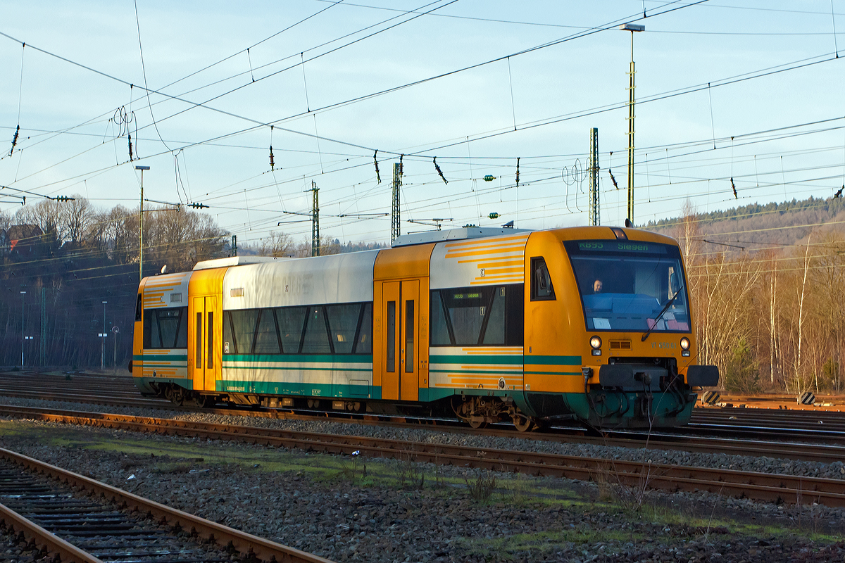 
Der von der HLB (Hessische Landesbahn) angemietete VT 650.61 (95 80 0650 061-4 D-ODEG) ein Stadler RegioShuttle RS 1 (BR 650) der Ostdeutsche Eisenbahn GmbH (ODEG) fährt am 01.01.2015 als RB 95  Sieg-Dill.Bahn  Au/Sieg - Siegen in den Bahnhof Betzdorf/Sieg ein. 