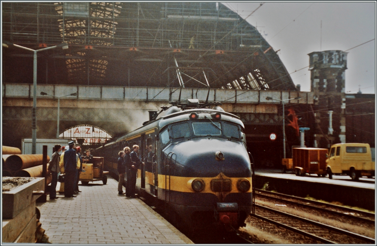 Der IC 180 ist in Amsterdam CS unter grosser Rauchentwicklung eingetroffen.
29. Juni 1984
